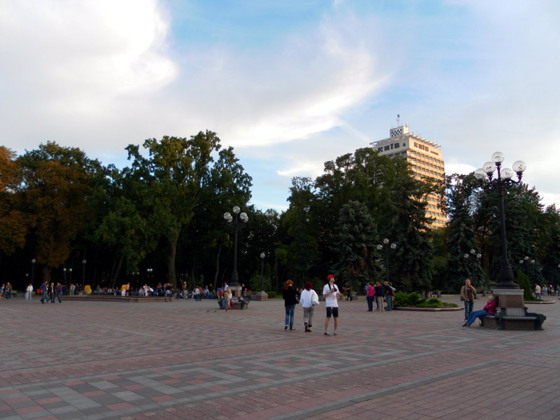 Украина. Киев. Мариинский парк. Вечерами здесь начинаются настоящии народные гуляния.