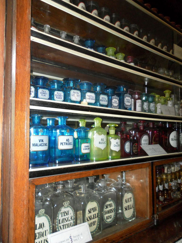 Украина. Львов. Аптека-музей. Баночки, бутылочки для хранения составных частей из которых делают лекарства.