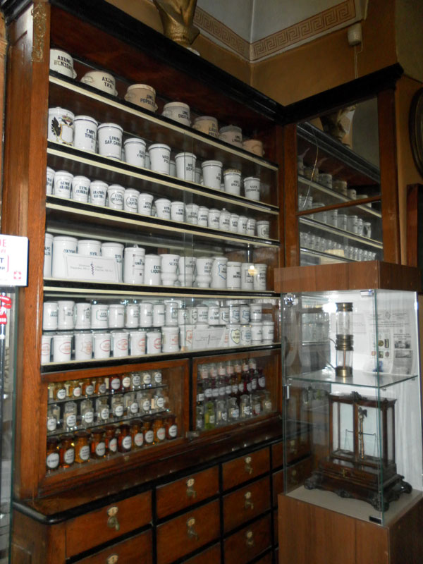 Украина. Львов. Аптека-музей. Коллекция посуды для хранения медикаментов.