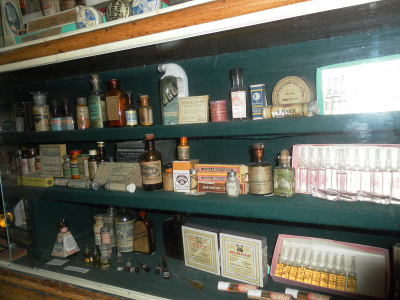 Украина. Львов. Аптека-музей. Старые патентованные лекарства - микстуры, настойки, мази, ампулы для инъекций.
