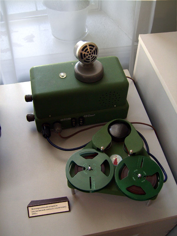 Лентопротяжный механизм для магнитной ленты с усилителем. 1955год.