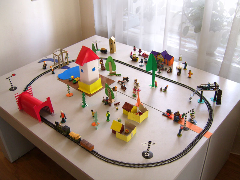 Модель детской железной дороги. Материал: бумага, пластилин.