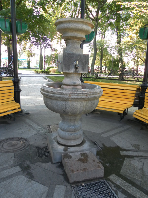 Украина. Киев. Парк "Хрещатый". Музей Воды. Вода чистейшая,  с глубины 350  метров.