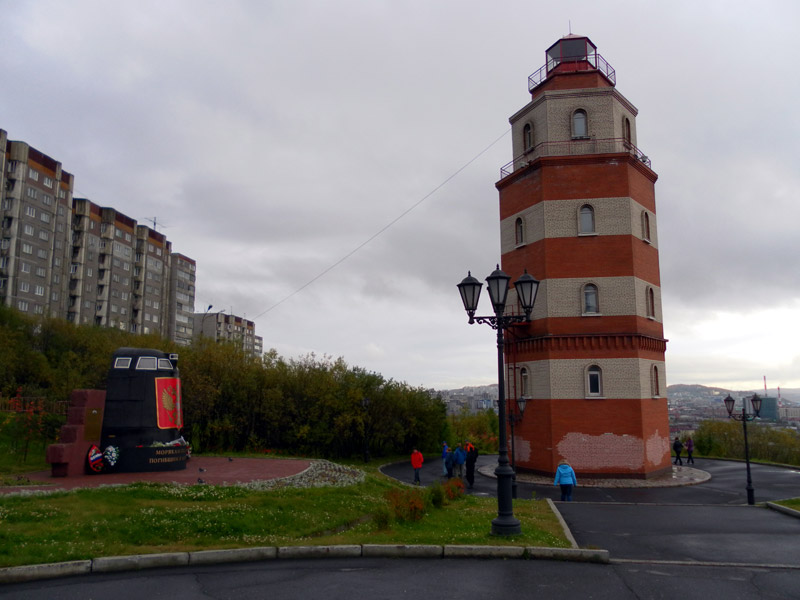 Россия. Арктика. Кольский полуостров. Город Мурманск. Часть 1. Фрагмент ходовой рубки АПЛ "Курск" и Мемориальный маяк