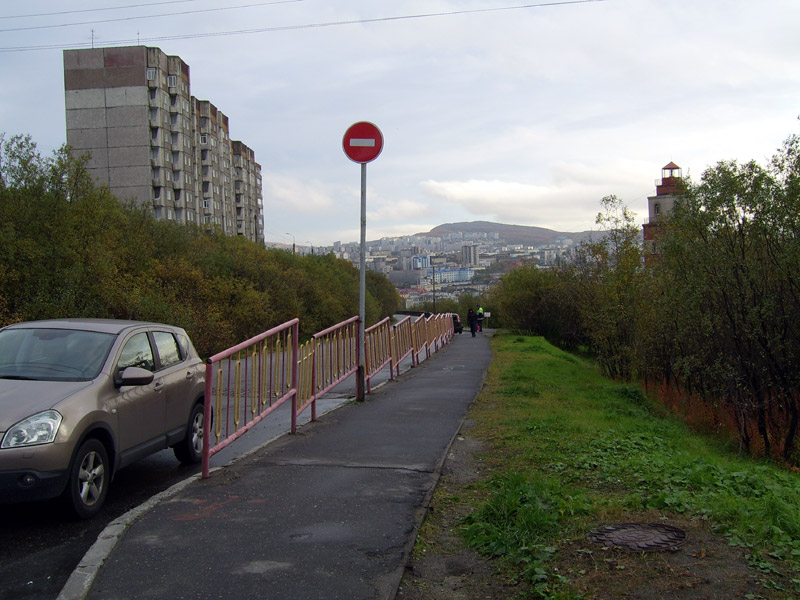 Россия. Арктика. Кольский полуостров. Город Мурманск. Часть 1. Выезд дороги с односторонним движением огибающей мемориал "Морякам, погибшим в мирное время"