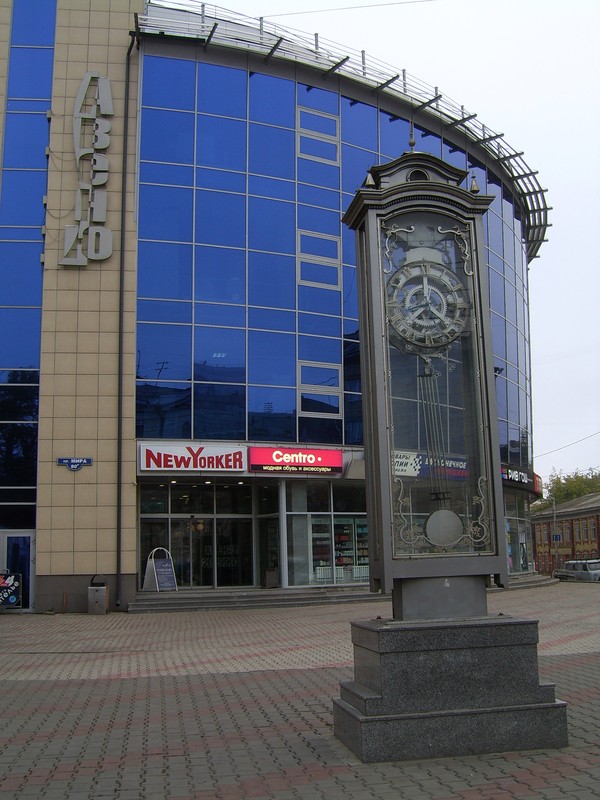 Россия. Сибирь. Красноярск. Красноярский бродвей (пр.Мира). Механические часы рядом с супермаркетом на пересечении ул.Вейнбаума и пр.Мира.