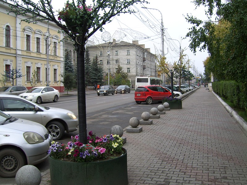 Россия. Сибирь. Красноярск. Красноярский бродвей (пр.Мира). Проспект Мира. Шаровое ограждение дороги около СибГТУ (Сибирский Государственный Технологический Университет).