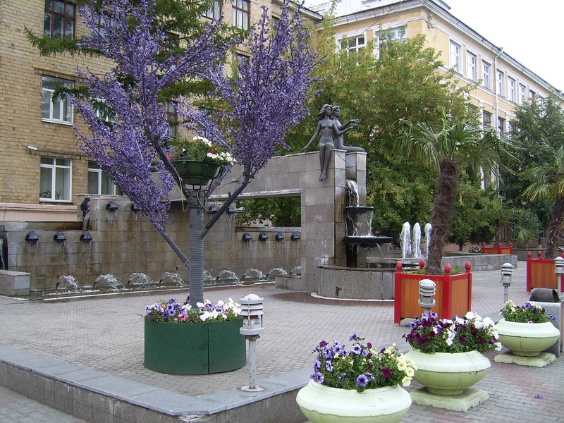 Россия. Сибирь. Красноярск. Красноярский бродвей (пр.Мира). Скульптурная композиция "Валентин и Валентина".