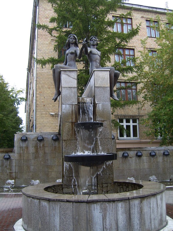Россия. Сибирь. Красноярск. Красноярский бродвей (пр.Мира). Главные фигуры фонтана - Валентина и Валентин.