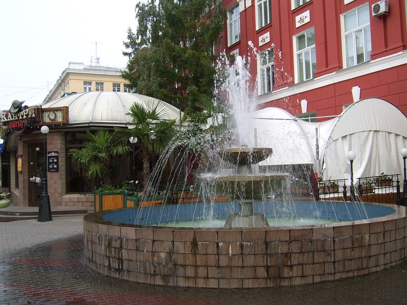 Россия. Сибирь. Красноярск. Красноярск. Красноярский бродвей (пр.Мира). Фонтан перед кафе-бар "Кантри" (рядом с почтой).