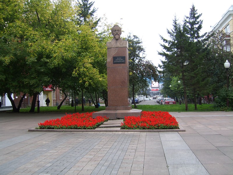 Россия. Сибирь. Красноярск. Красноярск. Красноярский бродвей (пр.Мира). Памятник Ф.Э.Дзержинскому в одноименном сквере.